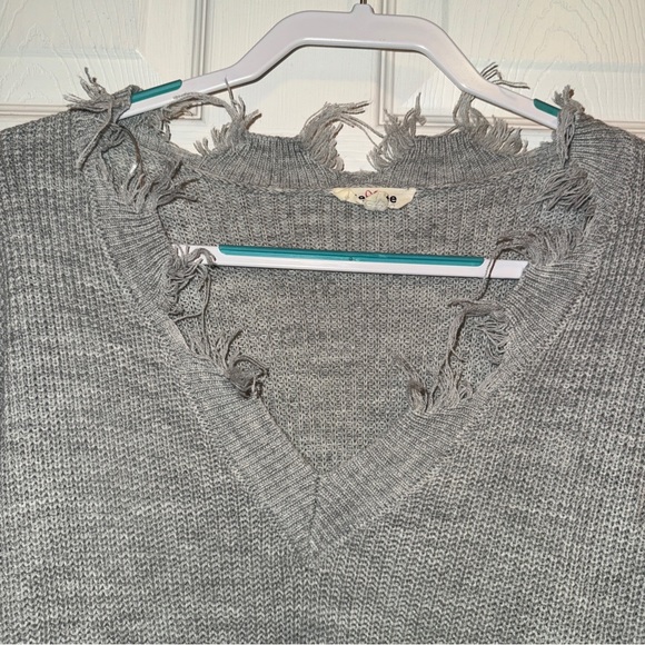 ✨$8!✨Geegee Gray V-Neck Distressed Frayed Hem Rib Knit Sweater - Picture 3 of 5